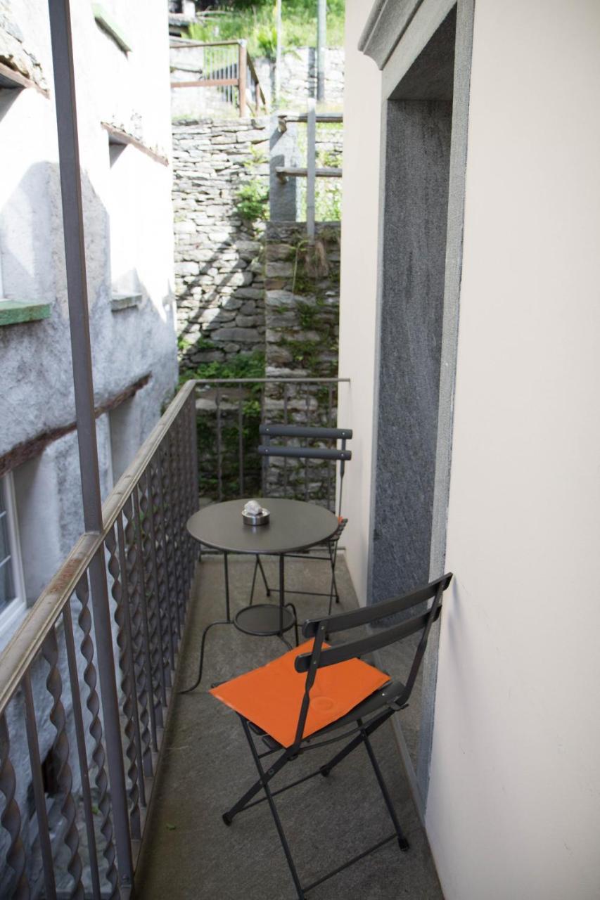 Palazzo Gamboni Swiss Historic Hotel Comologno Exterior photo
